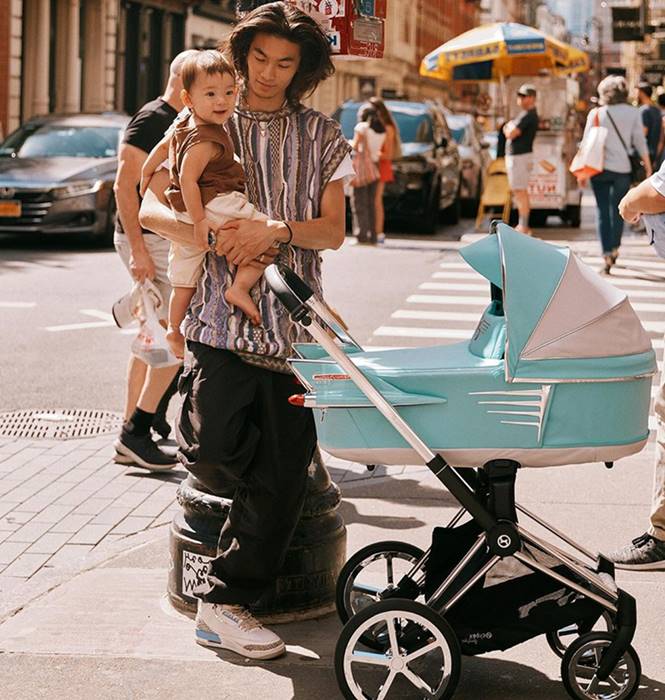 Wózek Cybex Priam Car by Jeremy Scott – inspirowany amerykańską popkulturą lat 50., z chromowanymi detalami i turkusową tapicerką w stylu klasycznych aut